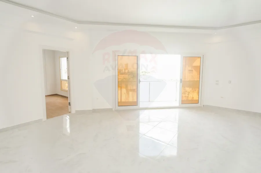 فيلا مستقله للبيع الكينج (طريق الكافوري بجوار واحة خطاب)