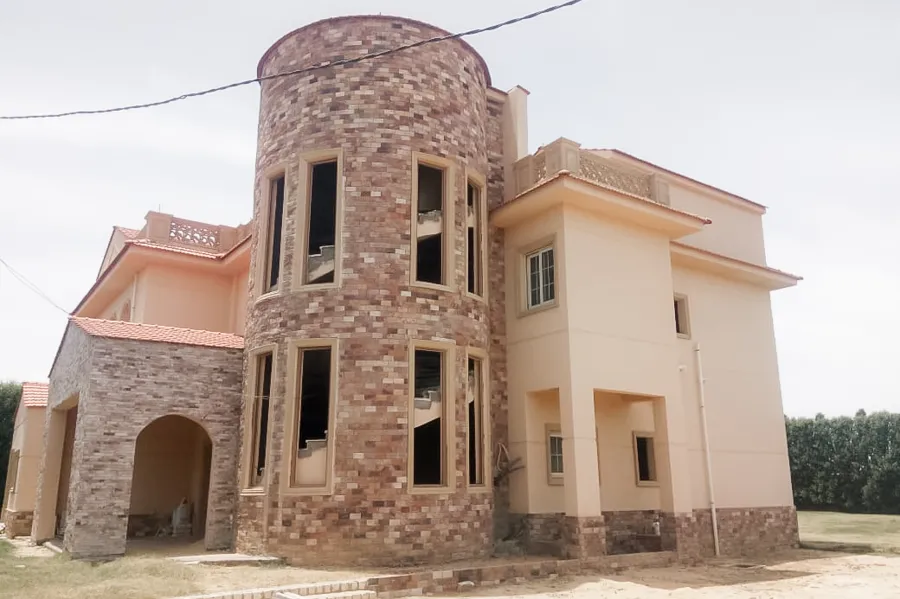 فيلا مسجلة للبيع 2000 م بكينج مريوط  (بجوار هيلتون كينج رانش)