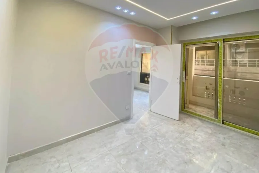 شقة للبيع 135 م سابا باشا (خطوات من البحر)