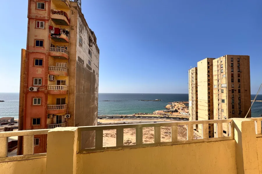 شقة للبيع 140 م  سيدى بشر ( خلف فندق هيلتون كورنيش)