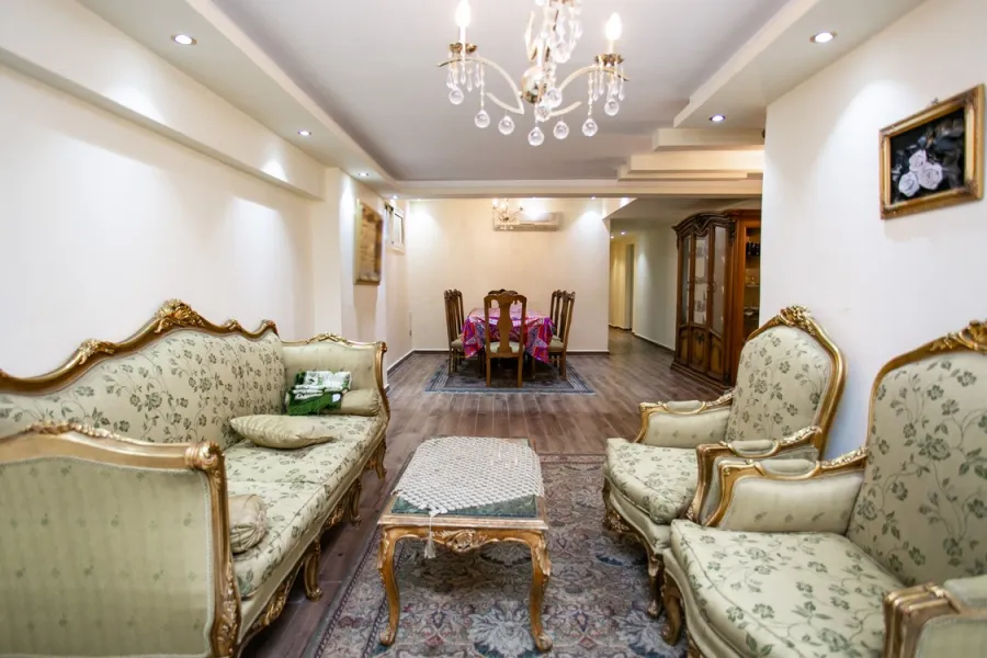 شقة ميزانين للبيع 235م كفر عبده ( ش خليل الخياط )