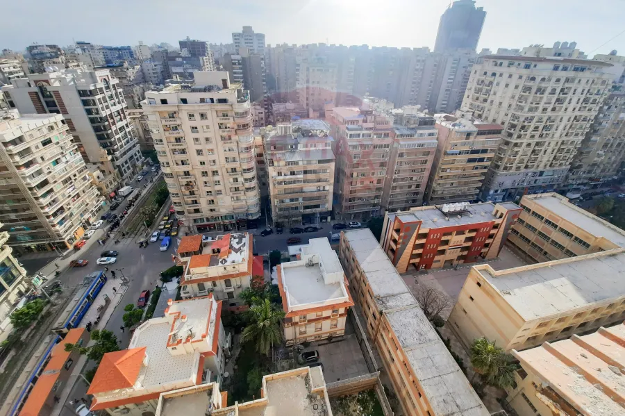 شقة للايجار 105 م رشدي (علي الترام مباشرة - خطوات من ش سوريا)