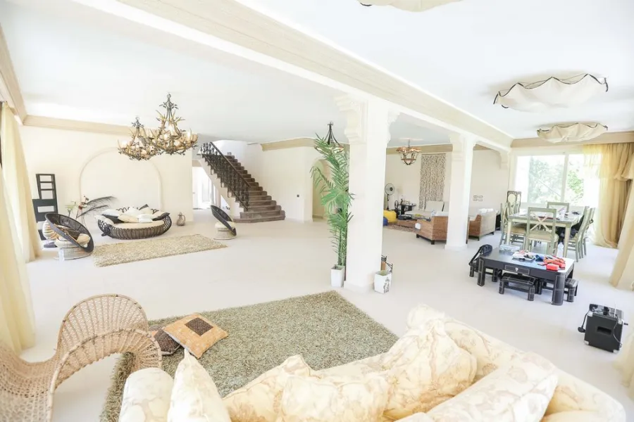 فيلا مستقلة فاخرة  2000م للبيع بلسان الوزراء