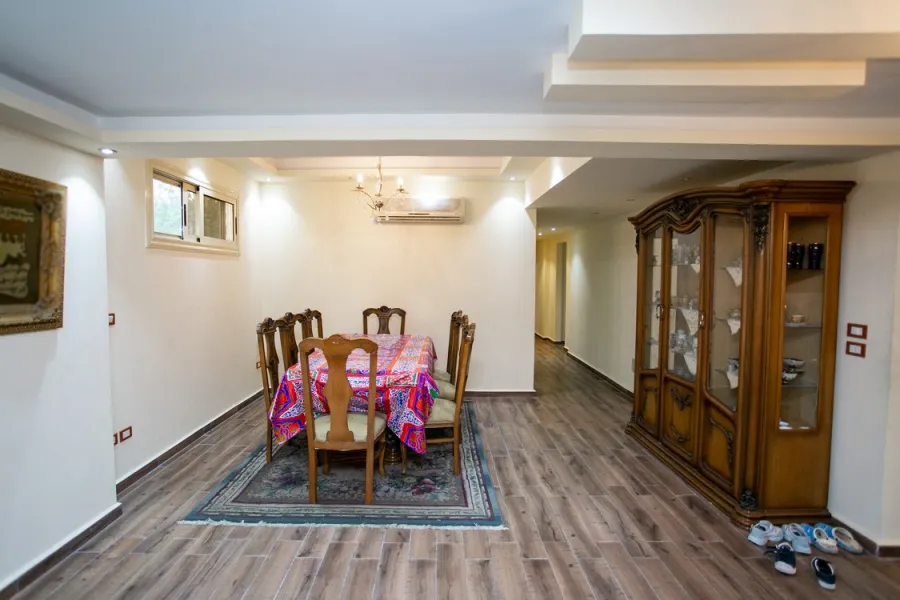 شقة ميزانين للبيع 235م كفر عبده ( ش خليل الخياط )