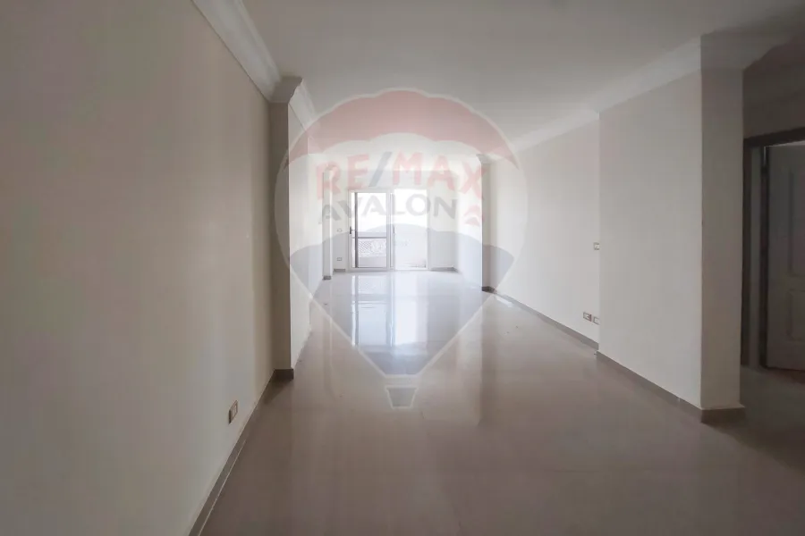 Apartment for rent 185m Louran (steps from Victoria College)