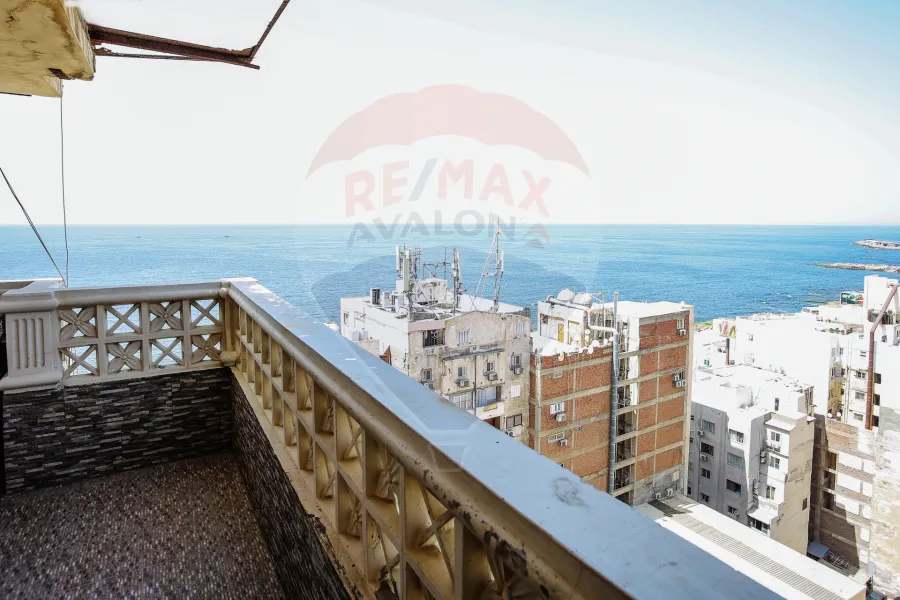 شقة للبيع 500 م سبورتنج (علي البحر مباشرة)