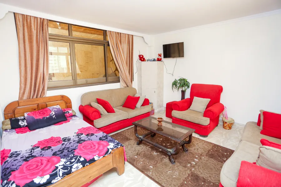 شقة للبيع 200 م لوران ( متفرع من ش شعراوى )