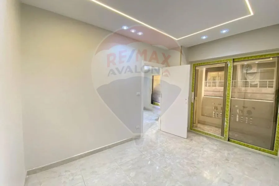 شقة للبيع 135 م سابا باشا (خطوات من البحر)