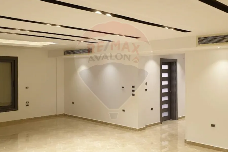 شقه للبيع + جاردن 82 م  التجمع الاول ( تاج سيتي ) 175 م