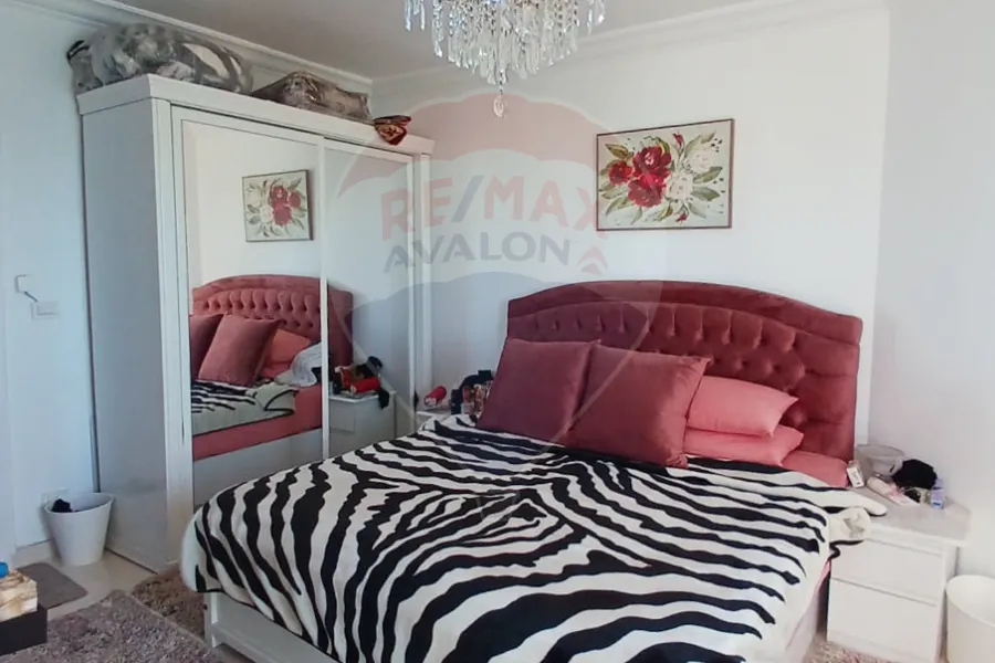 شقة للبيع 190 م كامب شيزار (علي البحر مباشرة - عمارة براند)