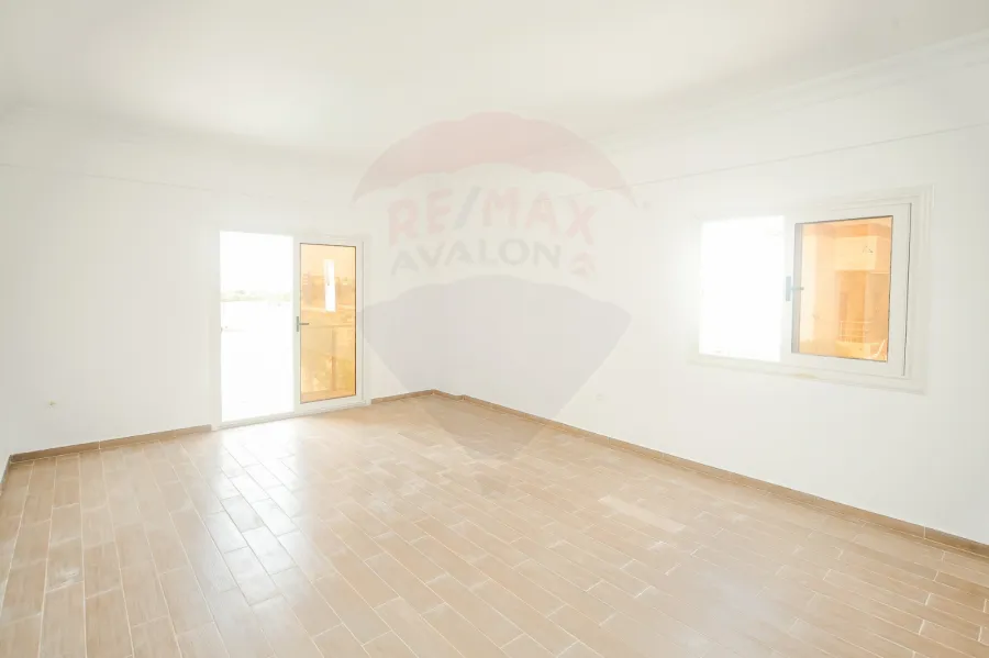 فيلا مستقله للبيع الكينج (طريق الكافوري بجوار واحة خطاب)