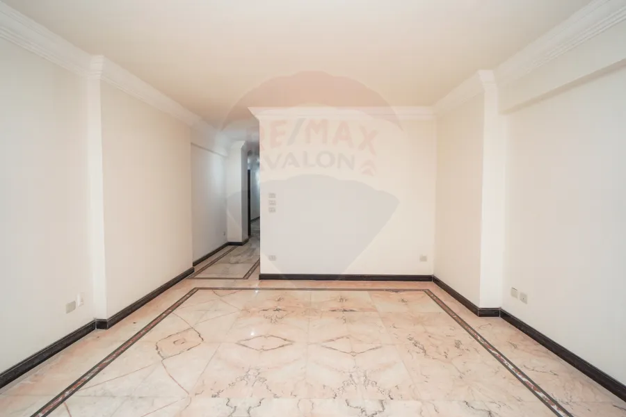 شقة للبيع 230 م جليم (ش أبو قير) - أول سكن