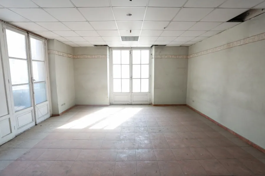 شقة إدارى للايجار550م محطة الرمل (ميدان سعد زغلول)