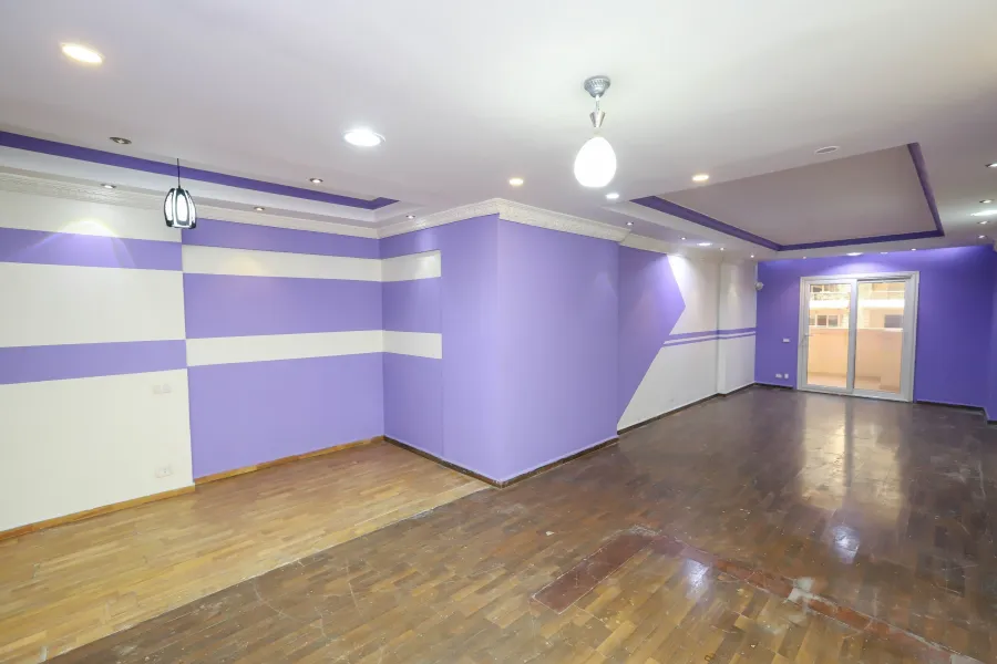 شقة للبيع 195م سموحة (ش فوزى معاذ الرئيسى)