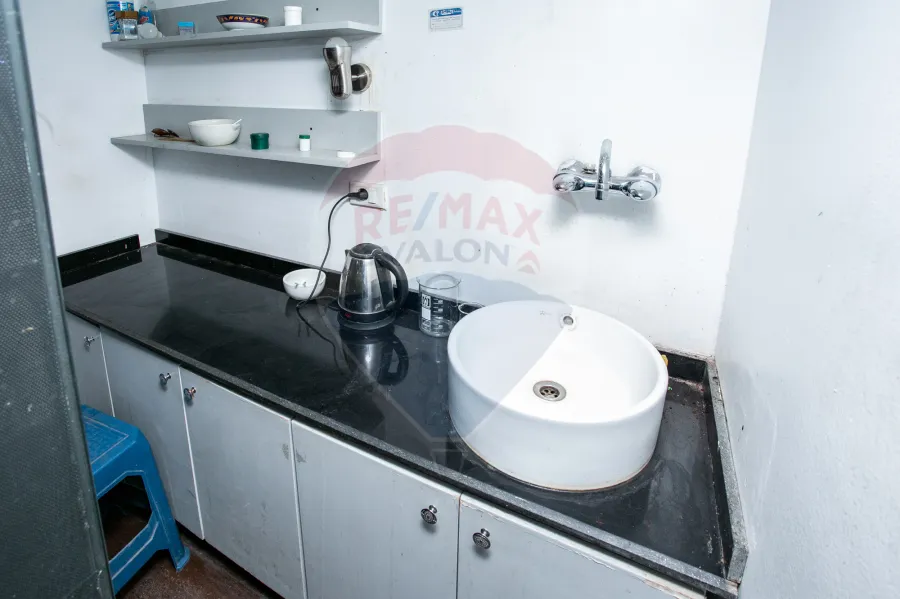 صيدلية للبيع 45 م + صندرة 30 م مصطفي كامل (علي الترام مباشرة)