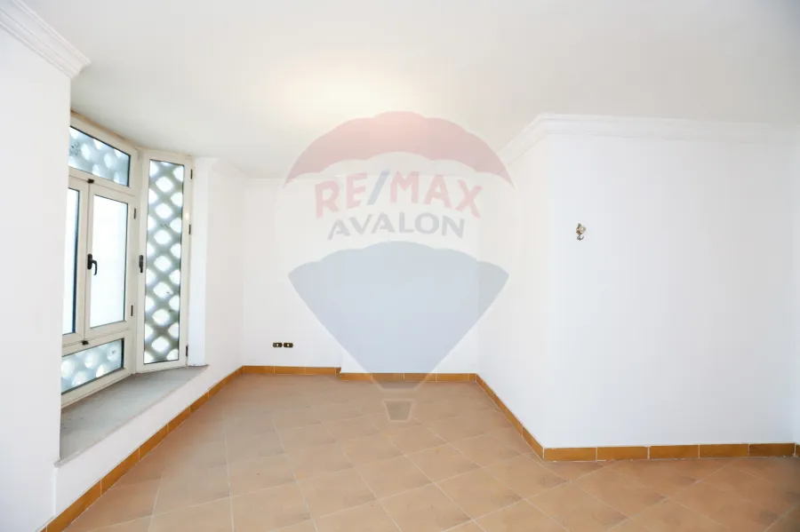 شقه للبيع 220 م جليم ( ش ابو قير مباشره )