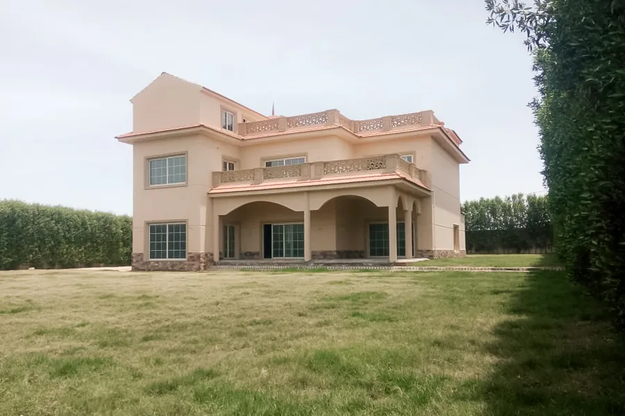 فيلا مسجلة للبيع 2000 م بكينج مريوط  (بجوار هيلتون كينج رانش)