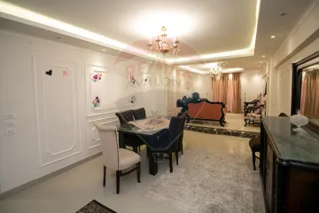 شقة للبيع 180 م  الشاطبي (خطوات من البحر)