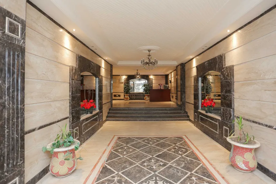 شقة للبيع 215م رشدي (عمارة عزيز شنودة)