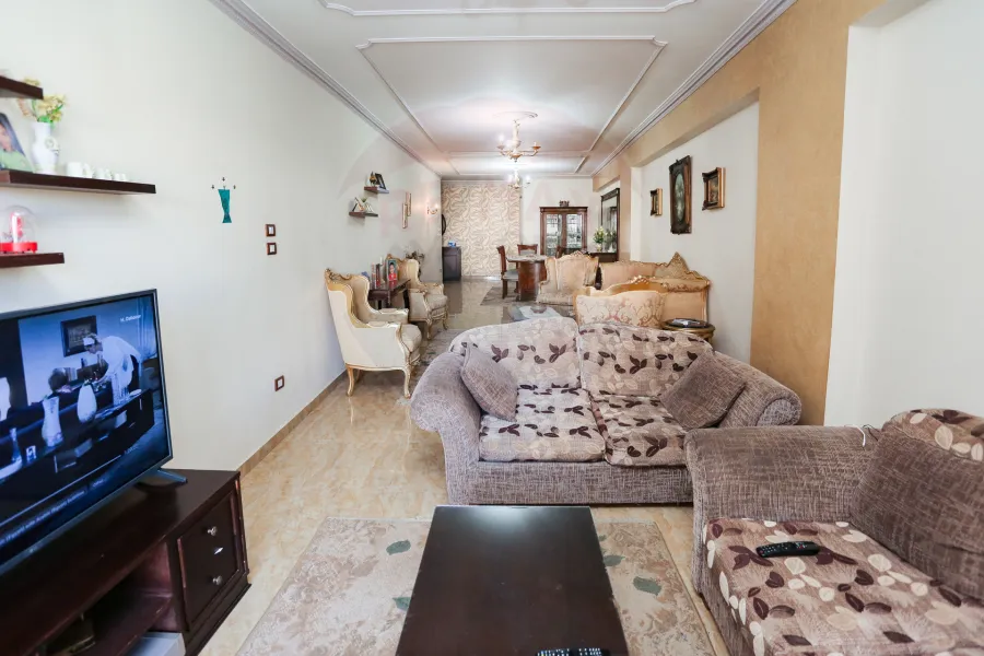 شقة للبيع 195 م كفرعبدة (ش امير البحار)