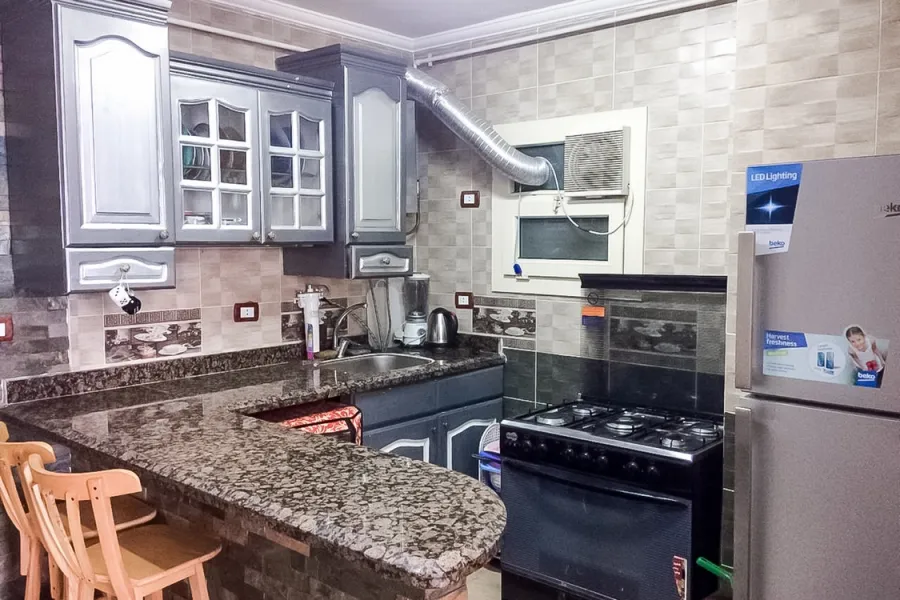 شقة للإيجار مفروش 90 م ميامي (على البحر مباشرة)