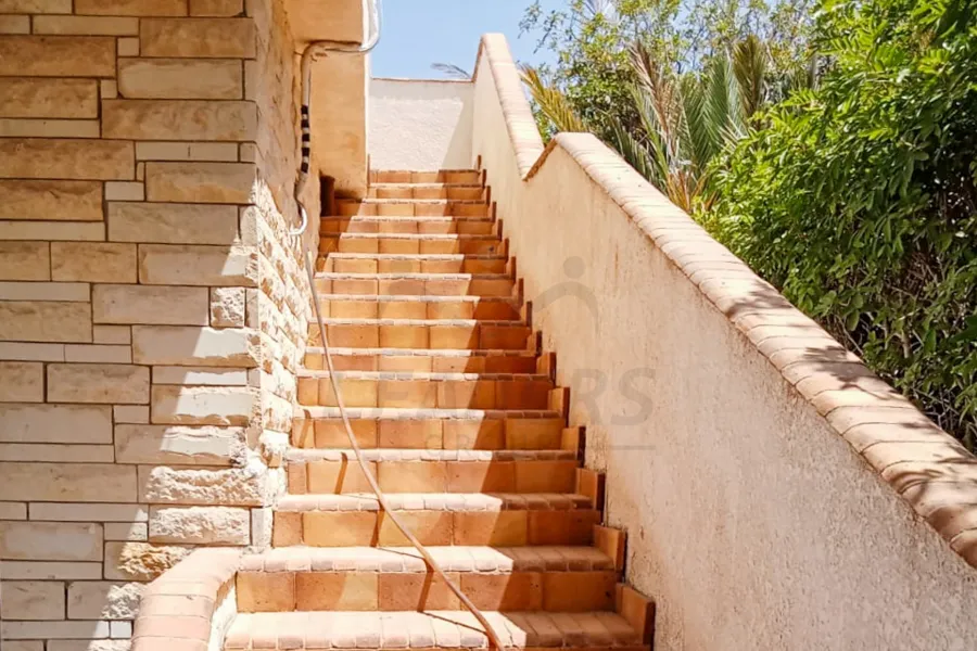 فيلا ستاند الون للبيع (قرية البنوك - الساحل) 400 م