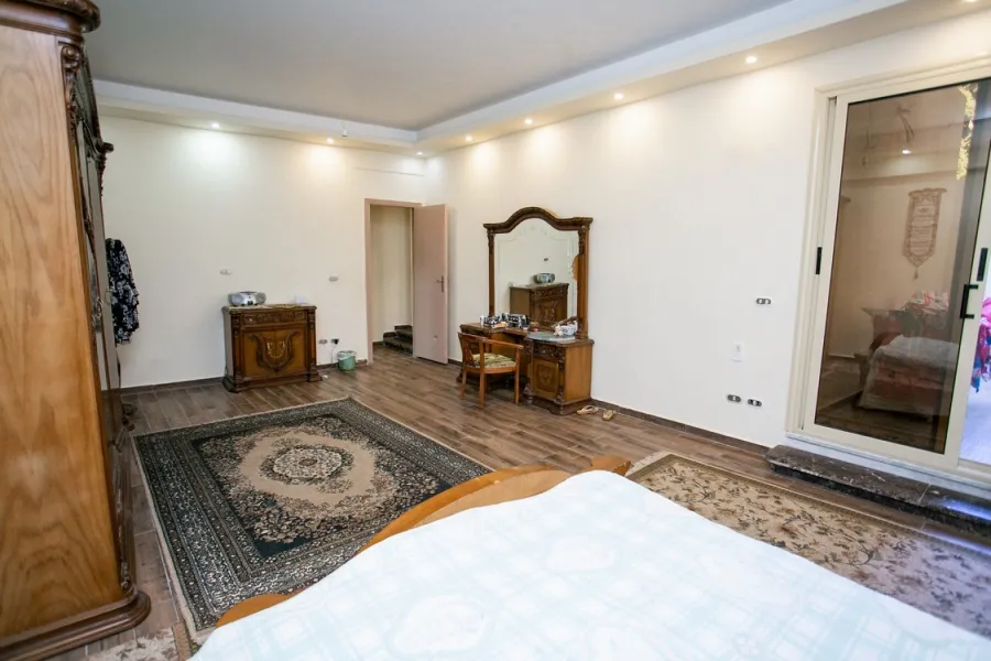 شقة ميزانين للبيع 235م كفر عبده ( ش خليل الخياط )