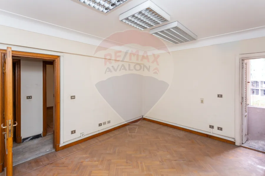 شقة للبيع 272 م زيزينيا (علي البحر مباشرة)