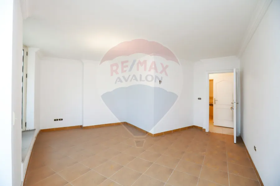 شقه للبيع 220 م جليم ( ش ابو قير مباشره )