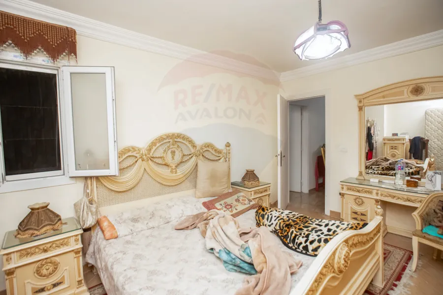 شقة للبيع 145م كامب شيزار (علي البحر مباشرة)