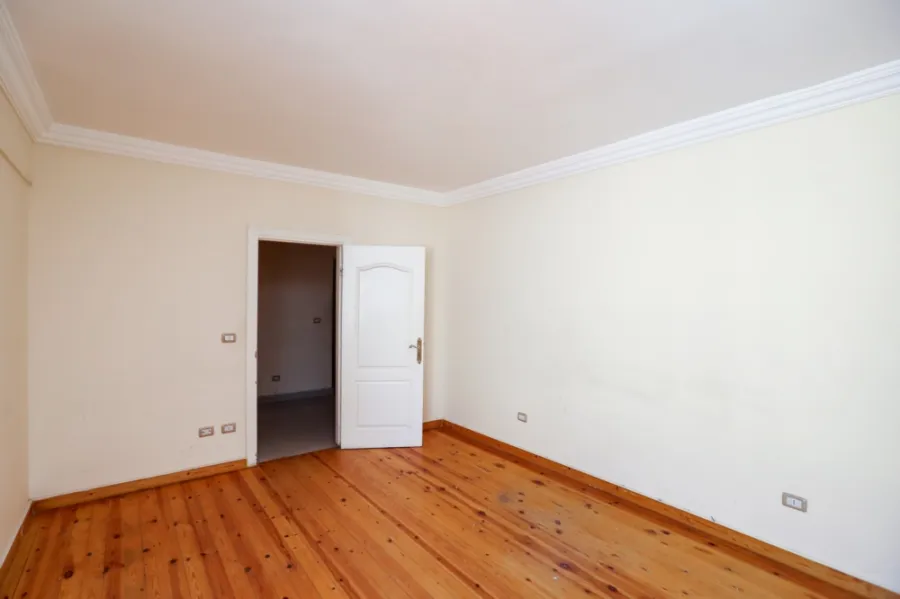 شقة للبيع 276م سموحة - العمارة على ش فوزى معاذ الرئيسى