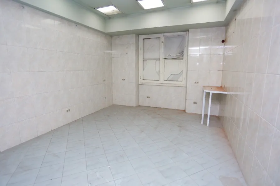 شقة إدارى للايجار550م محطة الرمل (ميدان سعد زغلول)