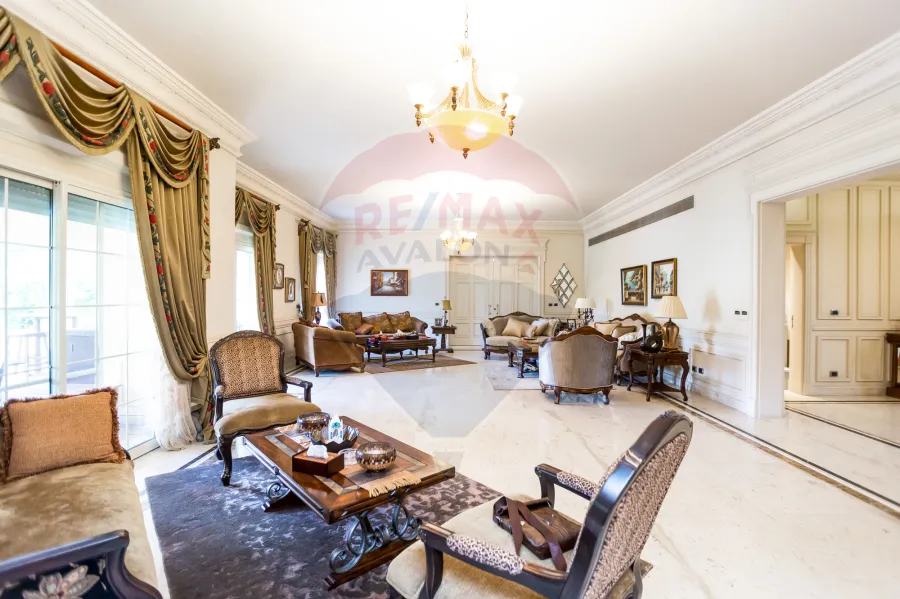 فيلا فاخره للبيع 2,200 م  كينج مريوط (داخل كومباوند بالكينج مريوط - خطوات من  الاستاد)