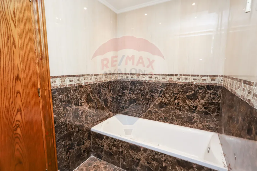 شقة للبيع 315م كفر عبده (ش أمير البحار)