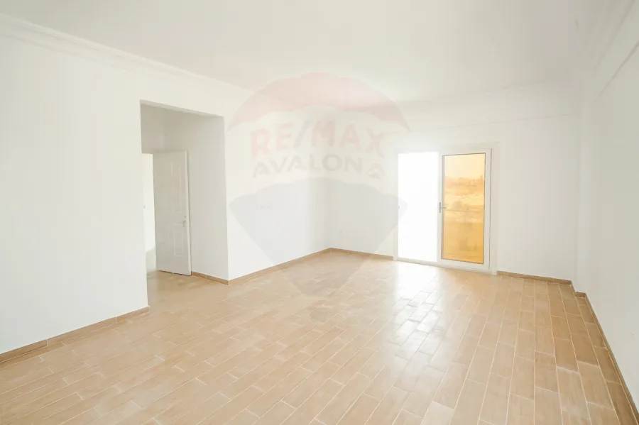 فيلا مستقله للبيع الكينج (طريق الكافوري بجوار واحة خطاب)