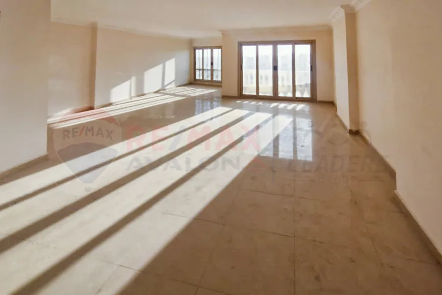 Apartment for rent 230 m Sporting (steps from the tram)