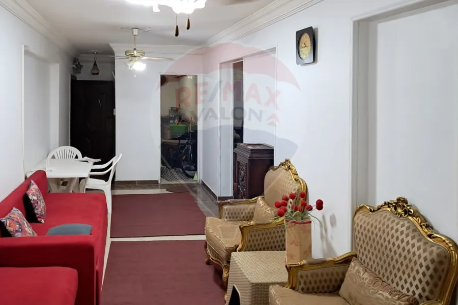 شقة للإيجار المفروش 90 م السرايا (خطوات من البحر)