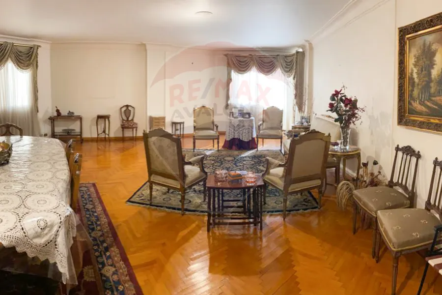 شقة للإيجار 250 م جناكليس (ش أبوقير مباشرةً)