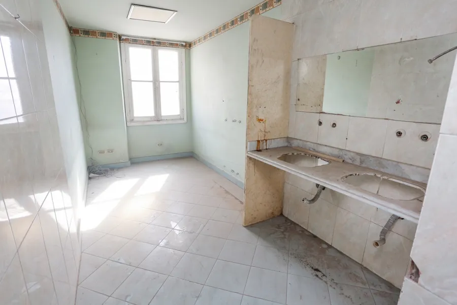 شقة إدارى للايجار550م محطة الرمل (ميدان سعد زغلول)