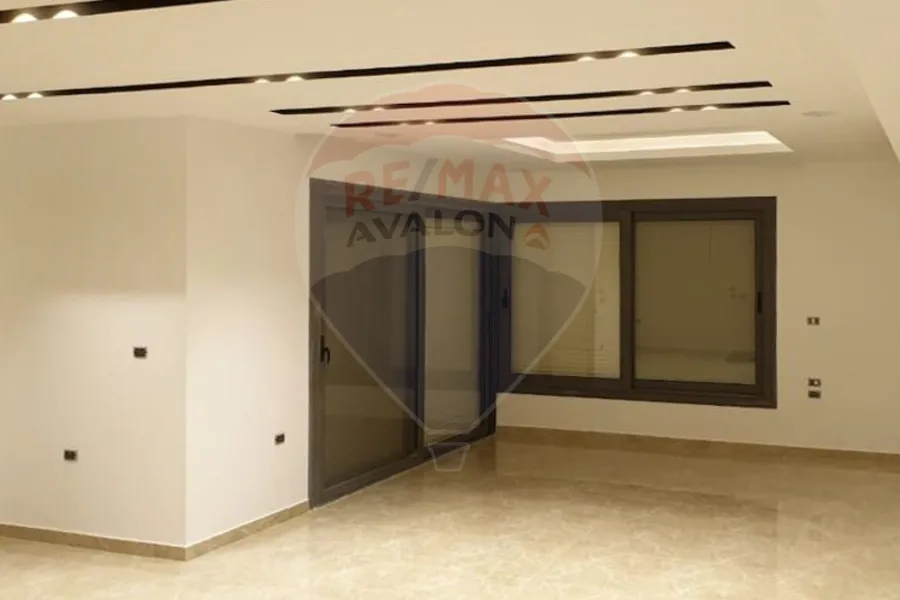 شقه للبيع + جاردن 82 م  التجمع الاول ( تاج سيتي ) 175 م