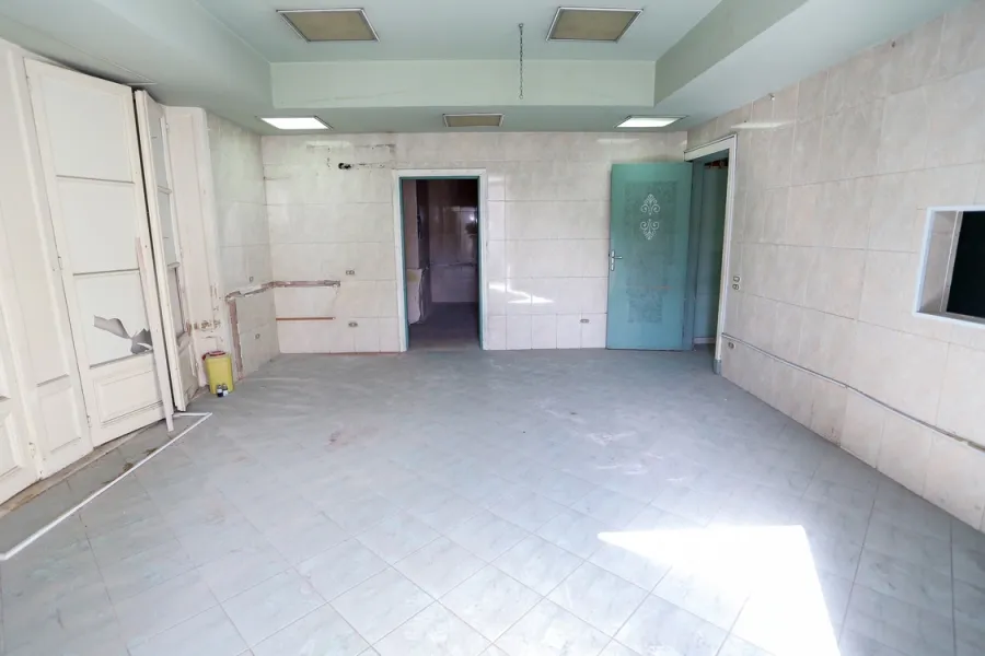 شقة إدارى للايجار550م محطة الرمل (ميدان سعد زغلول)