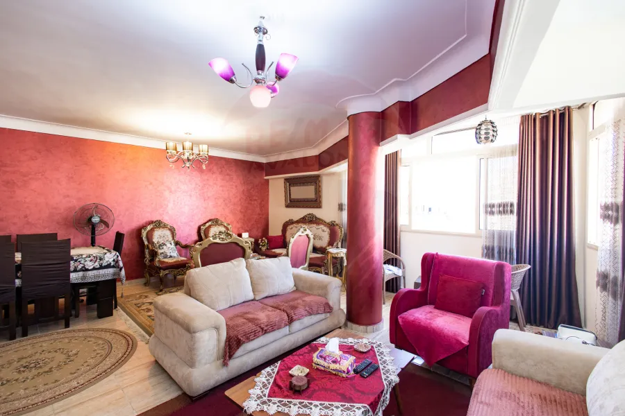 شقة للبيع 140 م ميامي (ش جمال عبد الناصر مباشره)