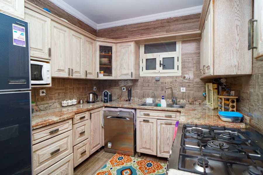 شقة للبيع 220 م لوران (ش الاقبال)