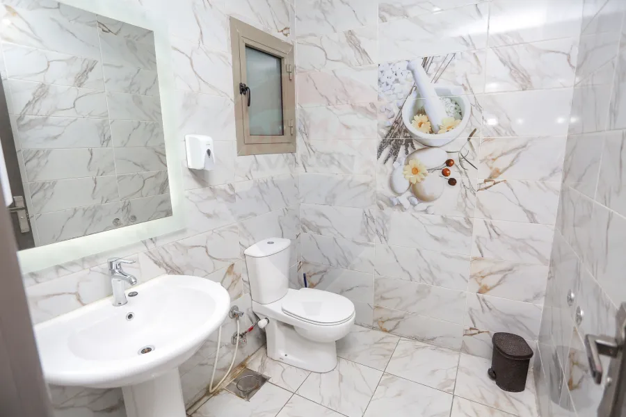 محل + ميزان للإيجار 300 م محرم بك (ش صالح الحديني)