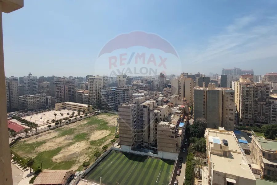 Apartment for rent 185m Louran (steps from Victoria College)