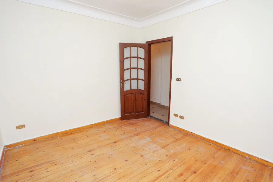 شقة للبيع 300 م سموحة ( ش الخمسين )