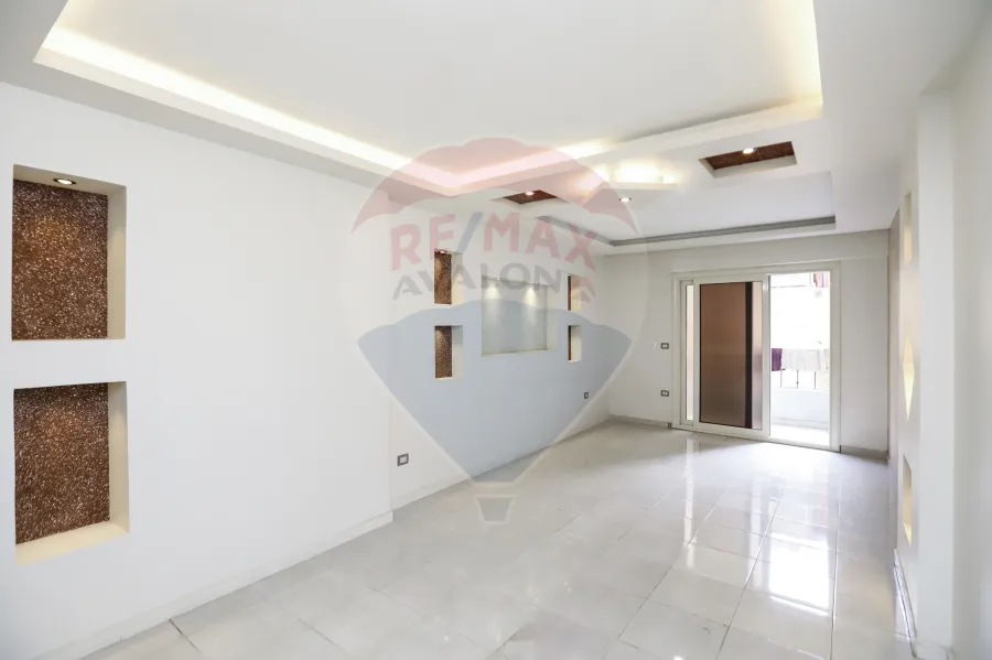 Apartment For Sale 100 m Sidi Gaber ( Steps From el Mosheer St )