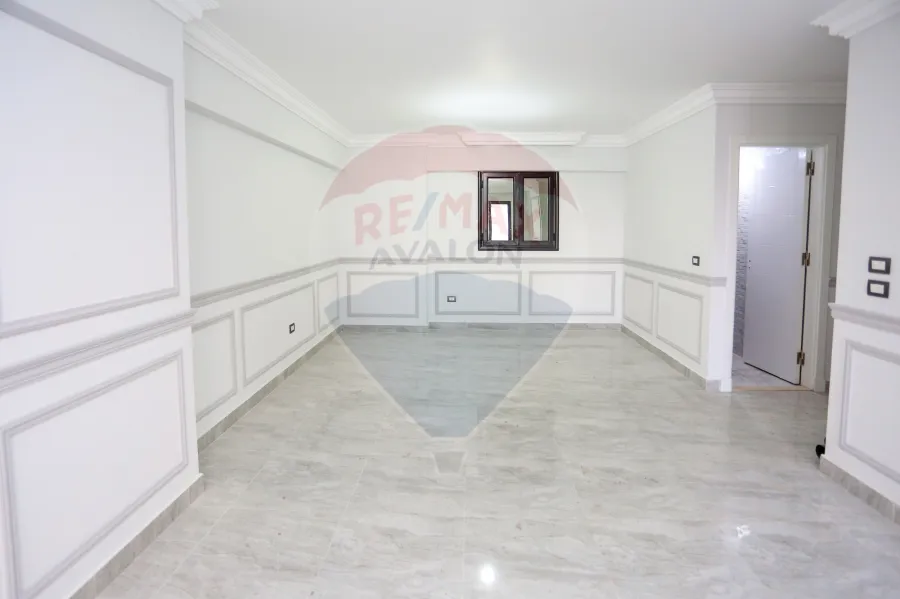 شقة للبيع 182 م سموحة (كومباوند ايست تاورز - ش مدرسة الرياده)