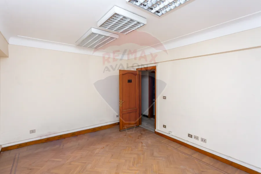 شقة للبيع 272 م زيزينيا (علي البحر مباشرة)