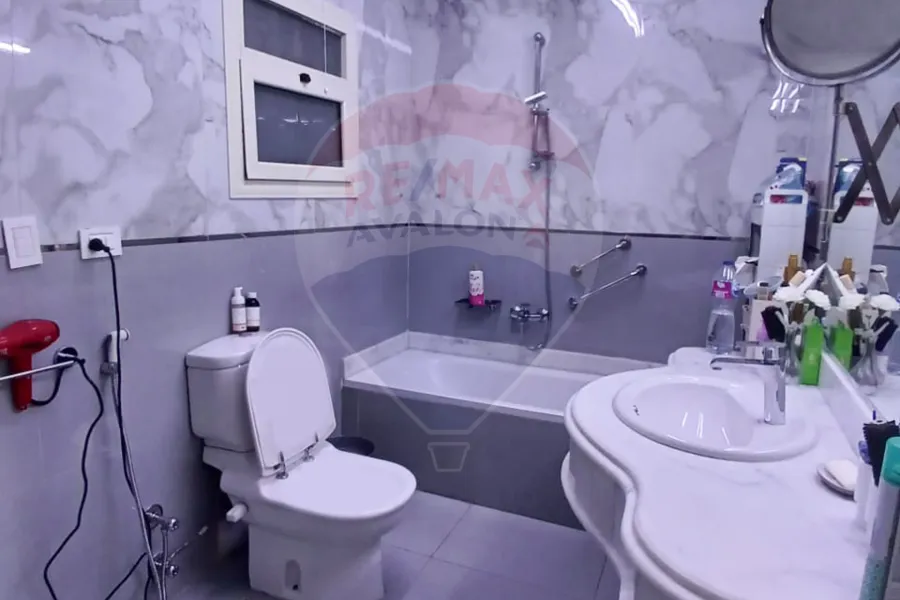 شقة للبيع 190 م كامب شيزار (علي البحر مباشرة - عمارة براند)